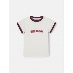 Camiseta blanca Silbon infantil con bordes y ribetes en color burdeos y logotipo de estilo retro americano en el pecho.