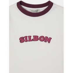 Camiseta blanca Silbon infantil con bordes y ribetes en color burdeos y logotipo de estilo retro americano en el pecho.