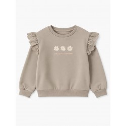 Sudadera beis topo con volantes de broderie anglaise en los hombros y texto our little garden para niña Losan CHIC & Kid
