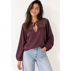 Blusa Bordo con Tachuelas...