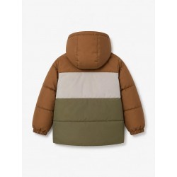 Mantén a tu peque abrigado y con estilo esta temporada gracias a este genial abrigo acolchado tricolor de la marca Losan